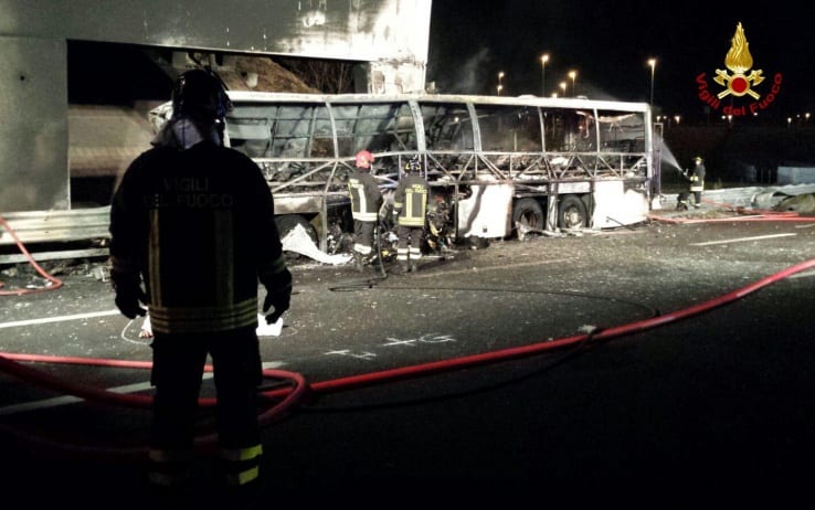 Pullman in fiamme: morti 16 ragazzi ungheresi 