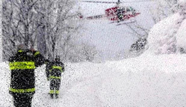 Rigopiano, i vivi: "Mangiare neve ci ha salvato". Sui soccorritori l'incubo valanghe [VIDEO]