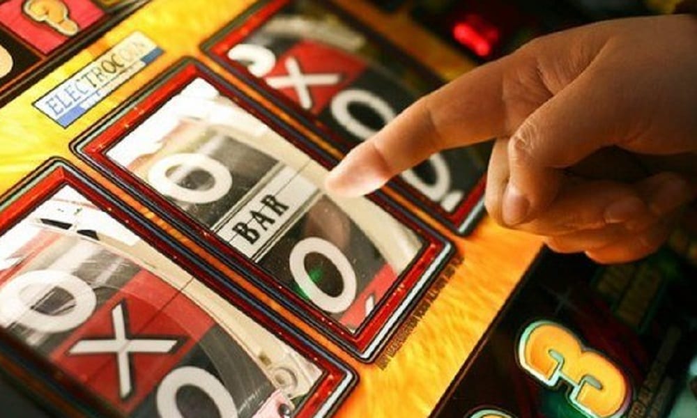 Roma, lascia il figlio di 3 anni per giocare alle slot machine: arrestato