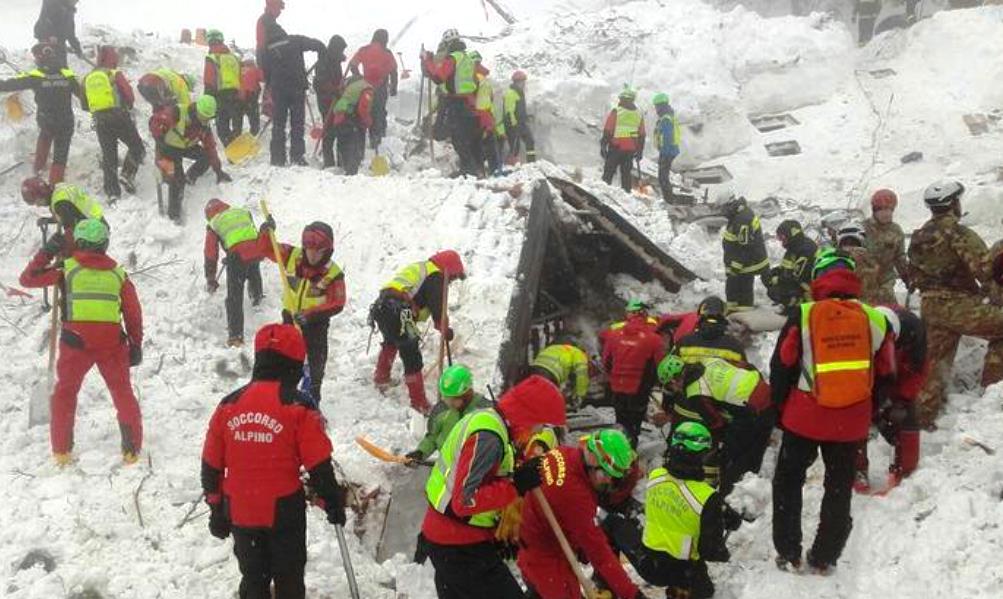 Rigopiano, i vivi: "Mangiare neve ci ha salvato". Sui soccorritori l'incubo valanghe [VIDEO]