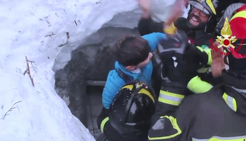 Hotel Rigopiano sotto la valanga, madre e figlio estratti vivi [VIDEO]