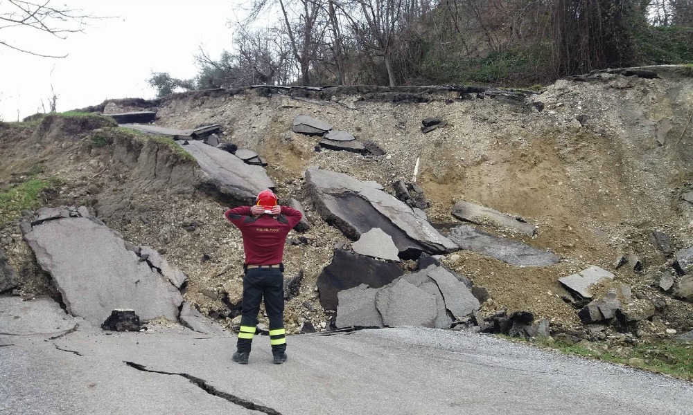 Frana distrugge mezzo paese: danni come un terremoto