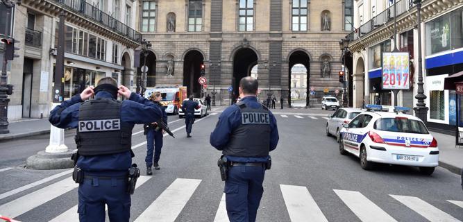 Allarme attentato a Parigi: l'uomo gridava “Allah Akbar”