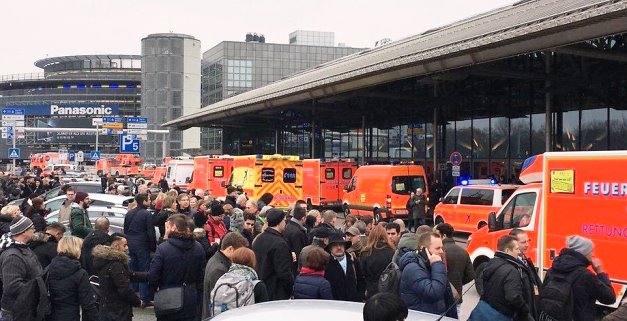 I passeggeri dell'aeroporto di Amburgo evacuati nel corso dell'emergenza intossicazione, domenica 12 febbraio 2017