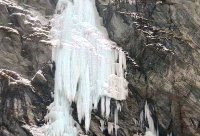 Valle d'Aosta, travolti da una "cascata" di ghiaccio: muoiono 4 scalatori