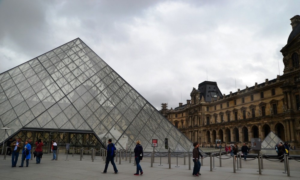 Allarme attentato a Parigi: l'uomo gridava “Allah Akbar”