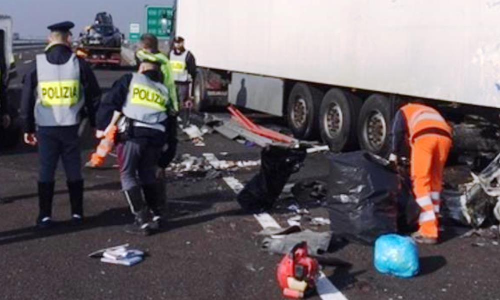 Autostrada Brescia-Milano, furgone urtato sbanda contro un tir fermo: due vittime