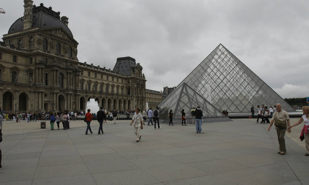 Shock a Parigi: sventato attentato al Louvre, la città è in stato di allarme [VIDEO]