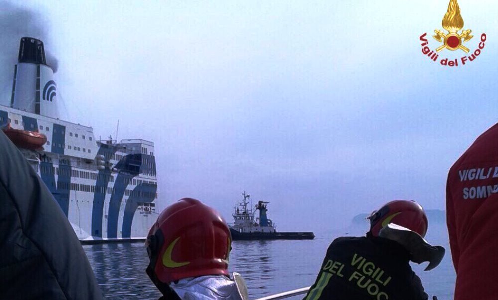 Palermo, violento incendio sulla nave cha stava arrivando in porto