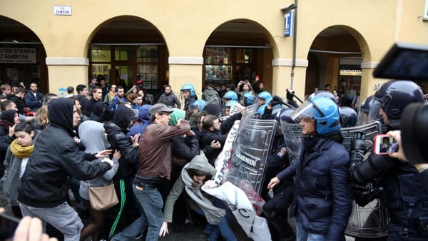 Scontro tra polizia e studenti: diversi i feriti [VIDEO]