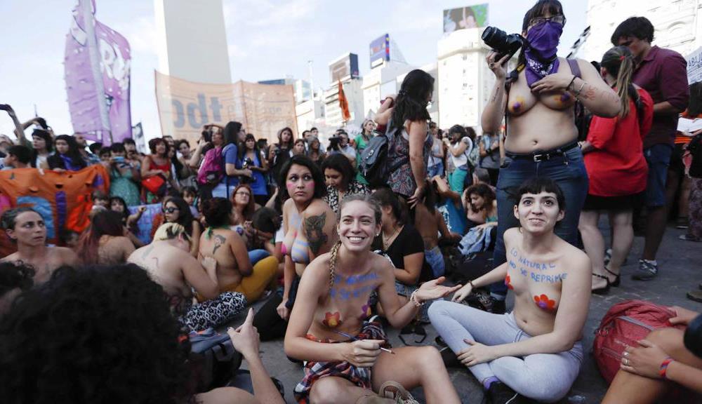 Topless, donne in piazza a seno nudo per protesta [VIDEO]