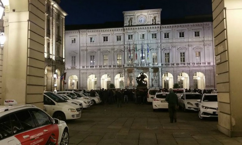 Tassisti in rivolta: bloccate Roma, Milano e Torino