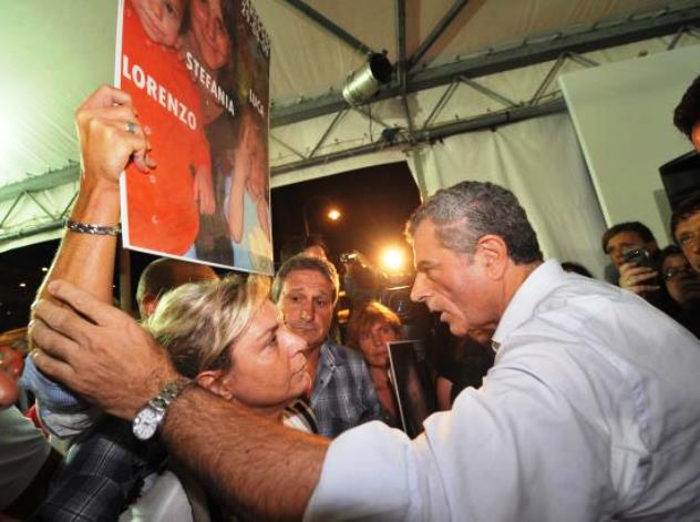 L'incontro nel 2011 fra Mauro Moretti e i familiari delle vittime della strage di Viareggio. Davanti all'ad Fs la portavoce Daniela Rombi