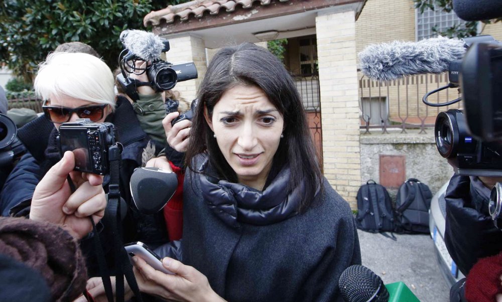 Raggi indagata anche per la nomina di Romeo. E da mezza Italia le arrivano fiori...