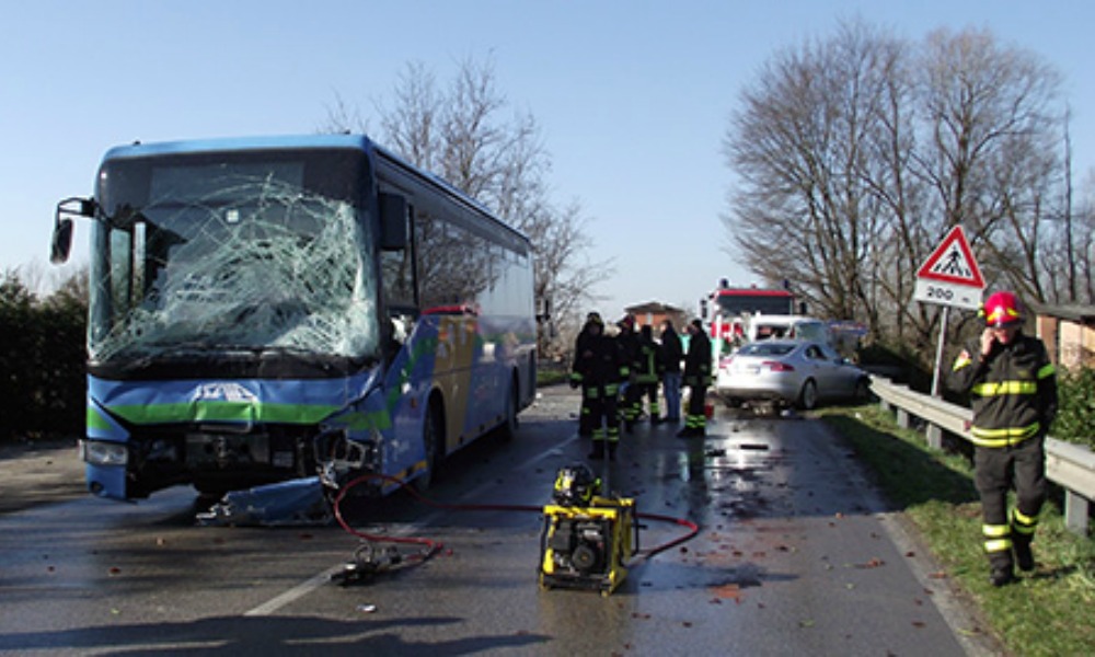 Brescia: autobus si schianta contro un albero, 30 persone a bordo