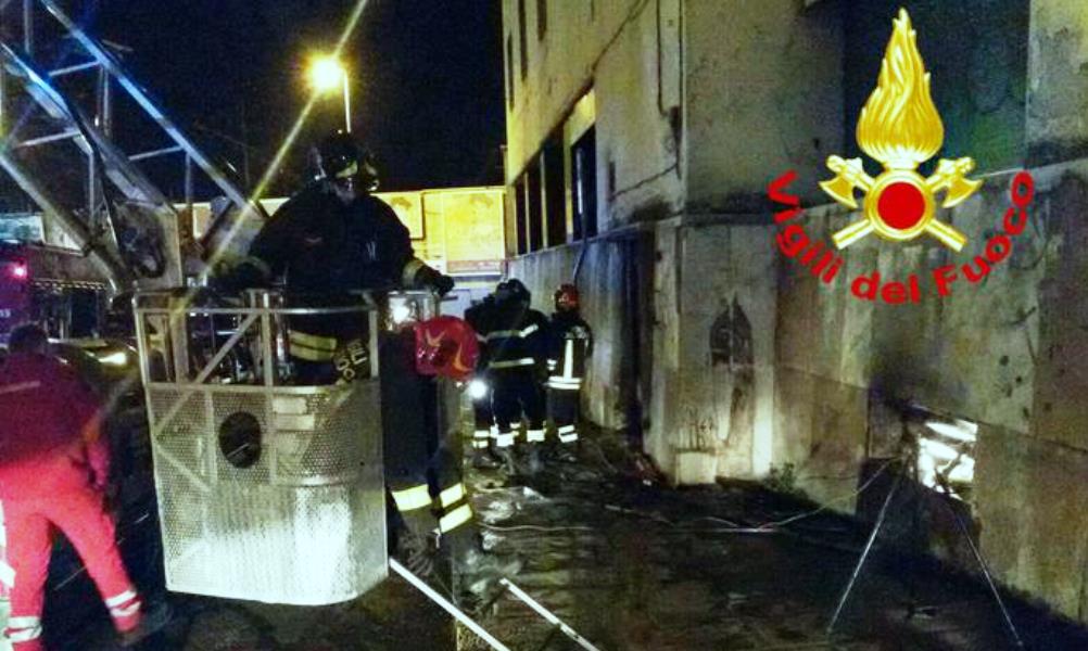 Incendio nella notte, fuga sui tetti per sfuggire alle fiamme