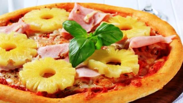 "Vietare l'ananas sulla pizza...". Bufera social sul presidente dell'Islanda