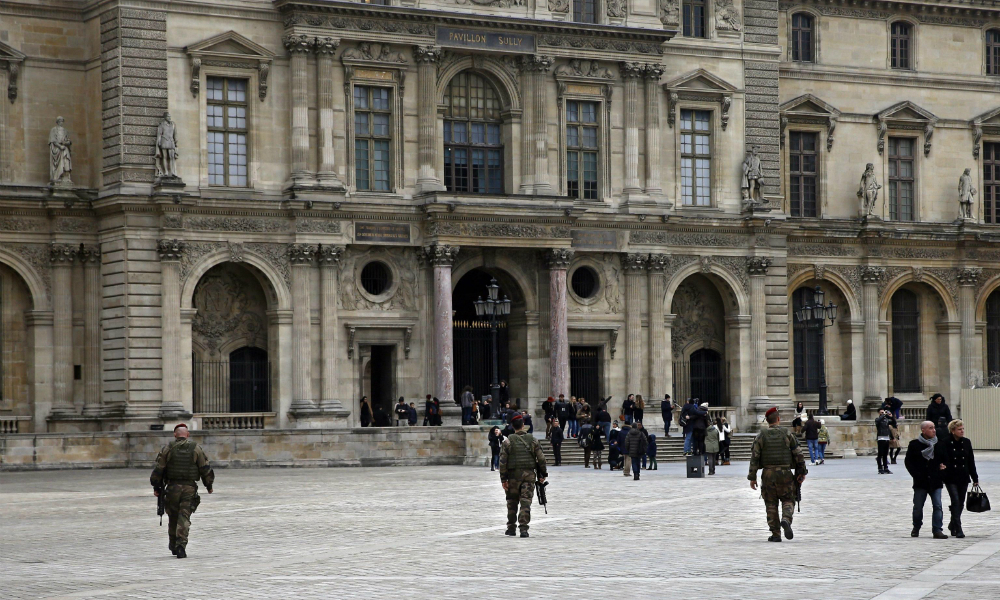 Shock a Parigi: sventato attentato al Louvre, la città è in stato di allarme [VIDEO]