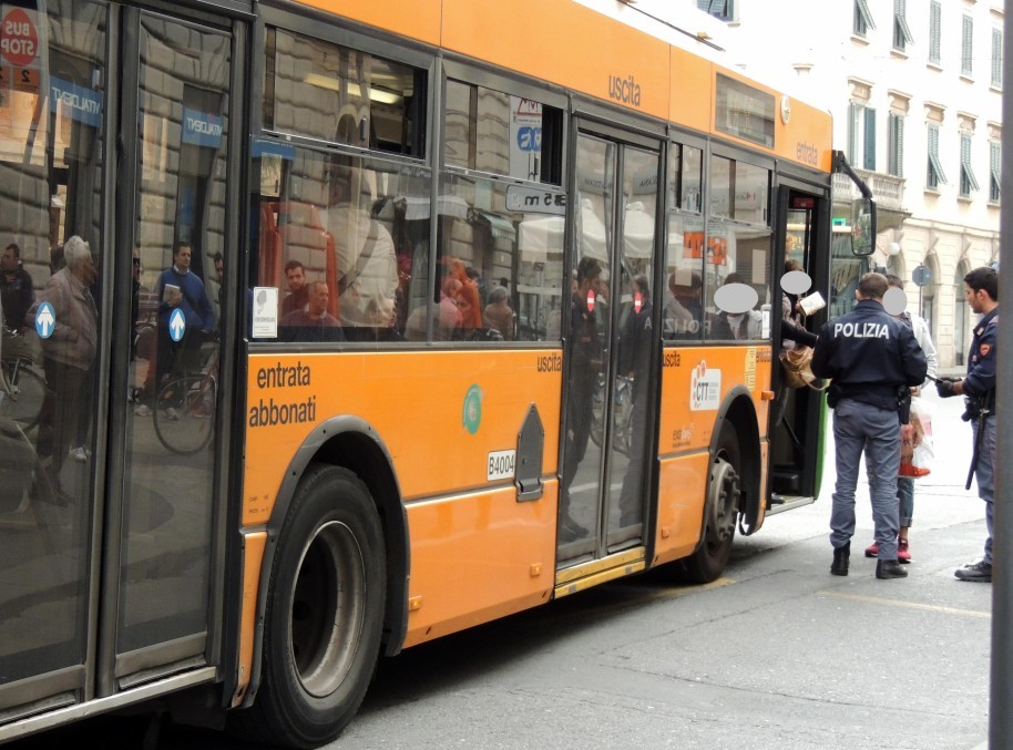 Shock a Roma: l'autobus uccide un uomo e continua la corsa 