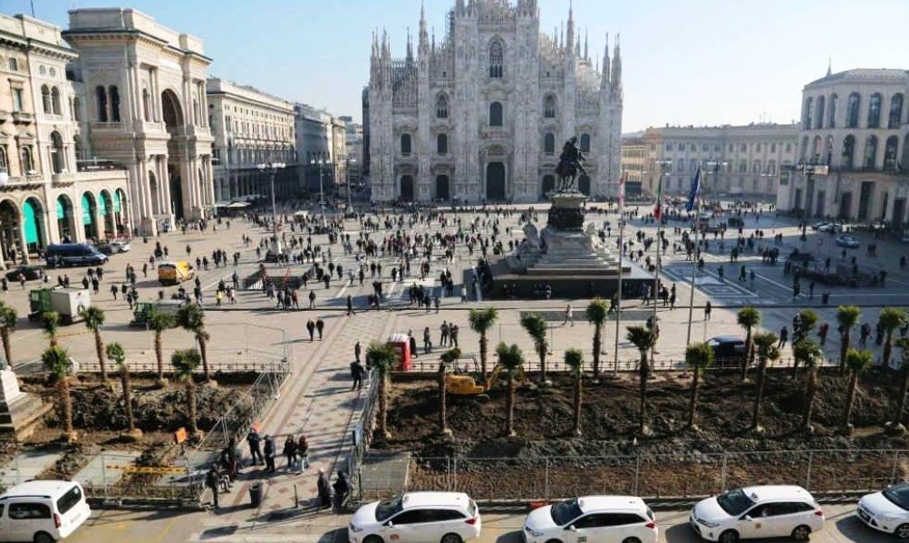 Milano shock: palme, banani e fiori rosa in piazza Duomo