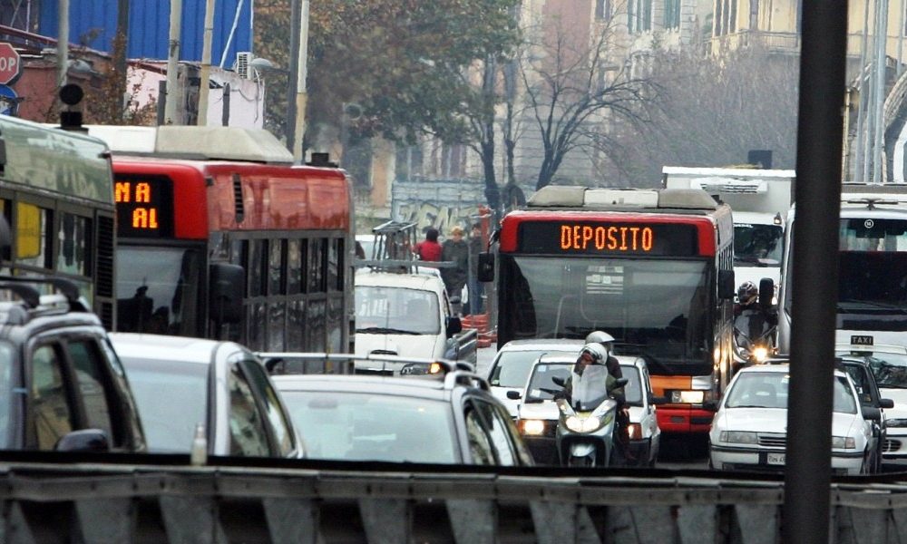 Shock a Roma: l'autobus uccide un uomo e continua la corsa