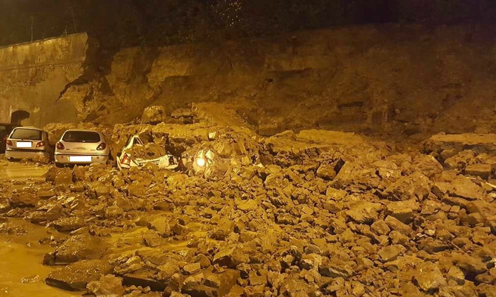 Poggio a Caiano, crollano 30 metri di muro della villa Medicea