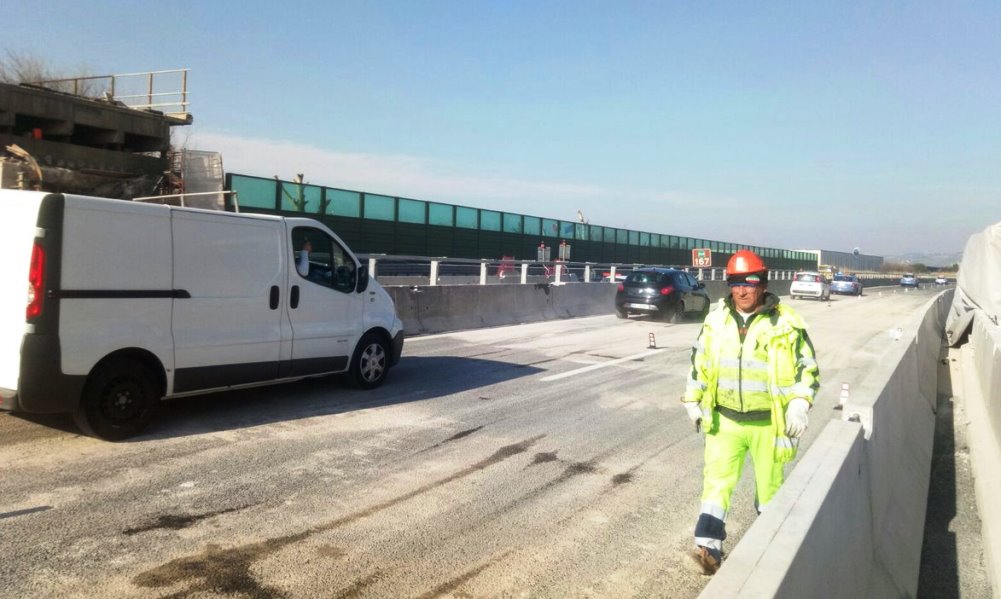 Cavalcavia crollato, riaperta la A14. Inchiesta per omicidio colposo plurimo