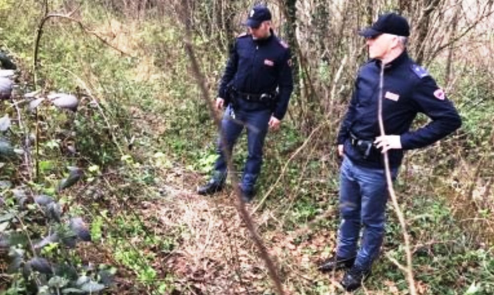 Massacrata a colpi di pietra e strangolata: ragazza incinta trovata morta in un fosso