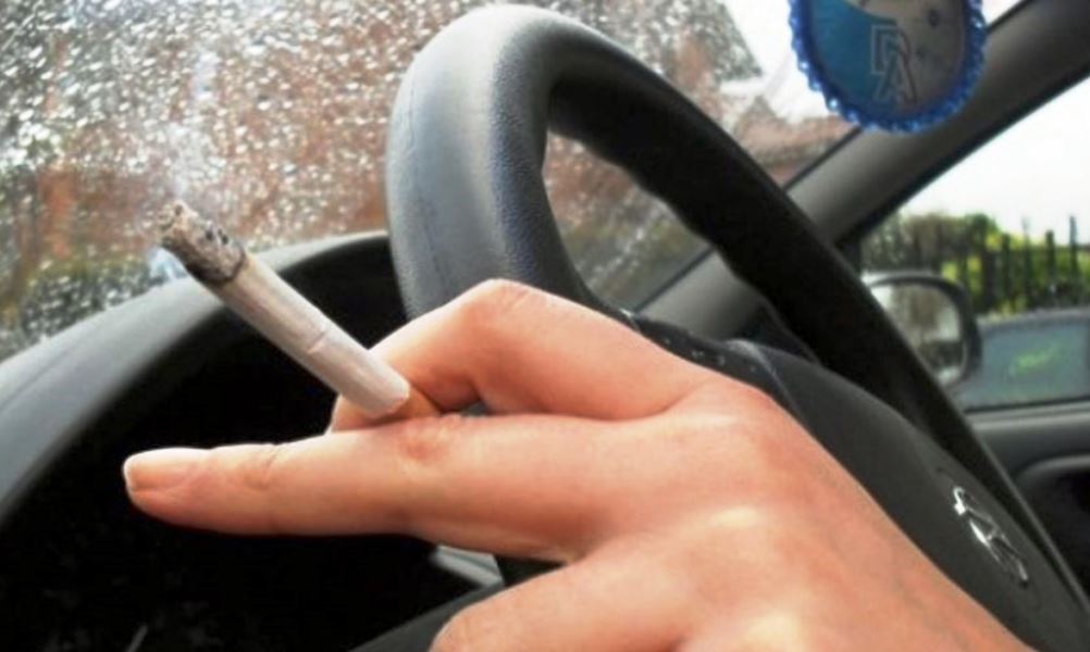 In auto col figlio di 8 anni si fuma una sigaretta: multa da 110 euro