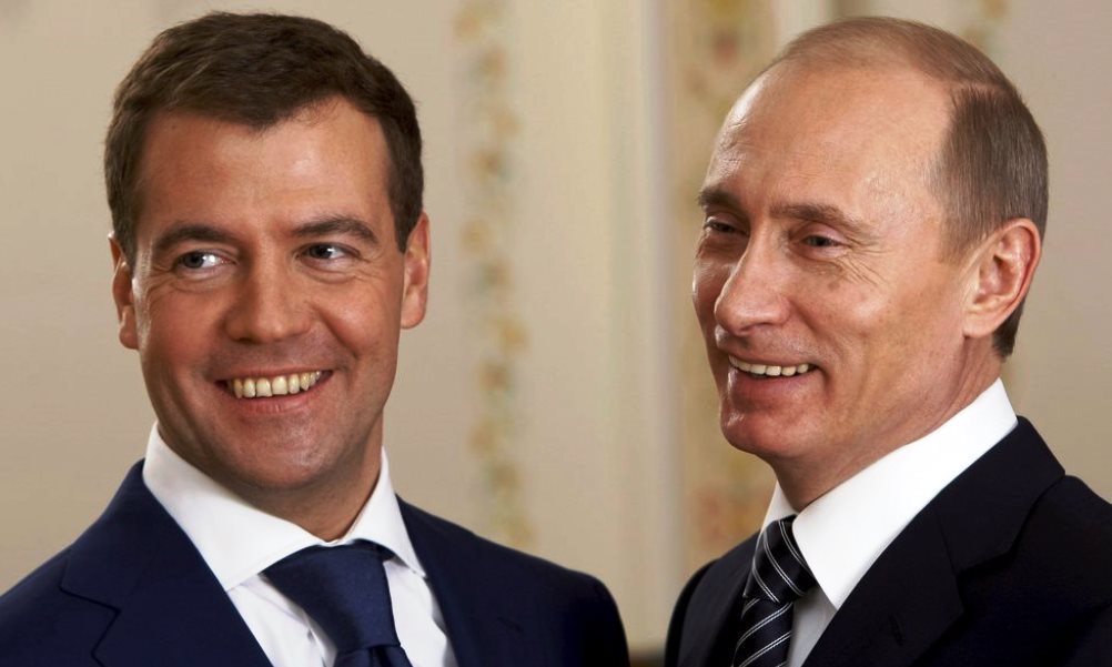 Russia Dmitri Medvedev (a sinistra) con Vladimir Putin