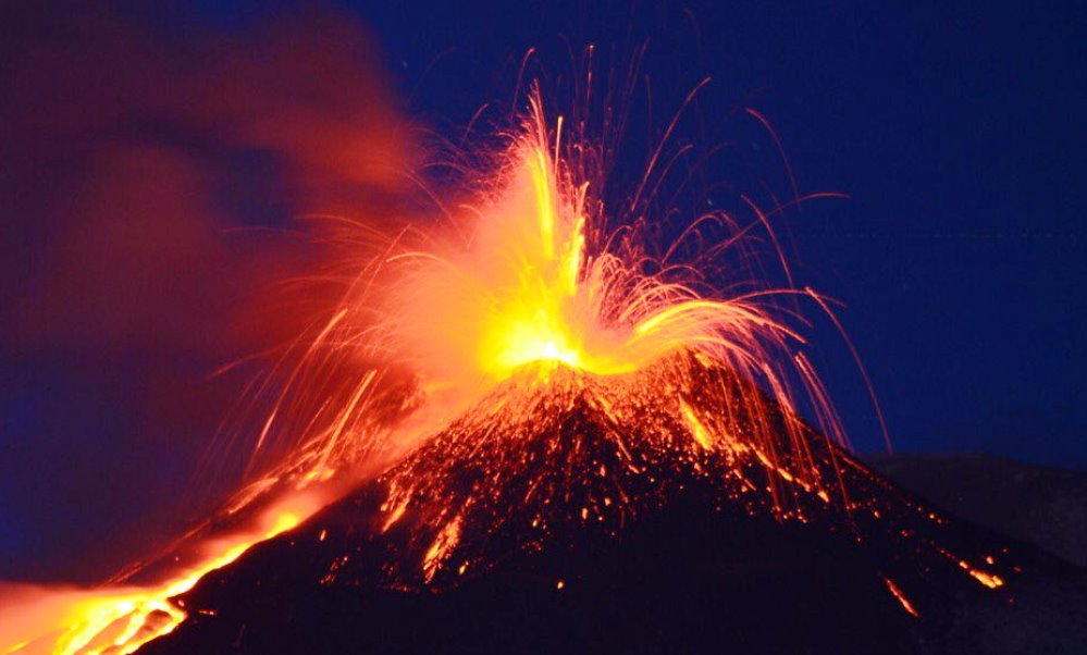 Etna in eruzione, esplode un cratere: 10 turisti feriti dalla lava