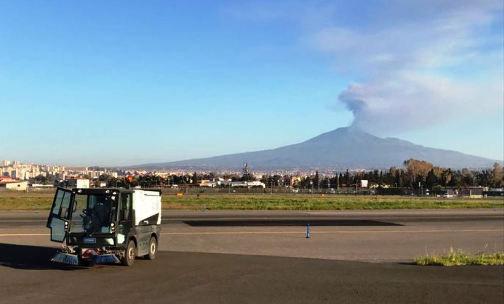 Etna in eruzione, altissima colonna di cenere: chiuso l'aeroporto di Catania