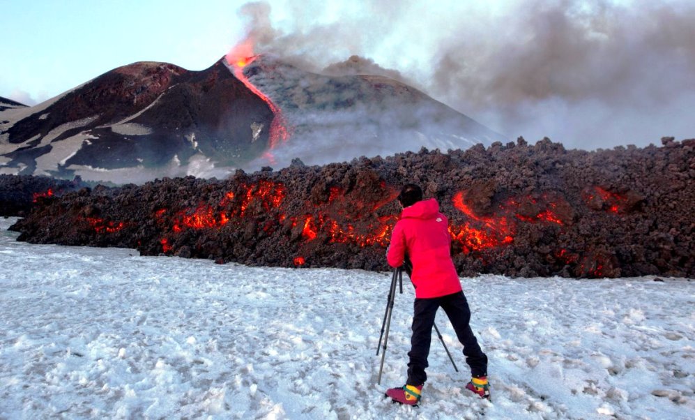 Etna in eruzione, esplode un cratere: 10 turisti feriti dalla lava