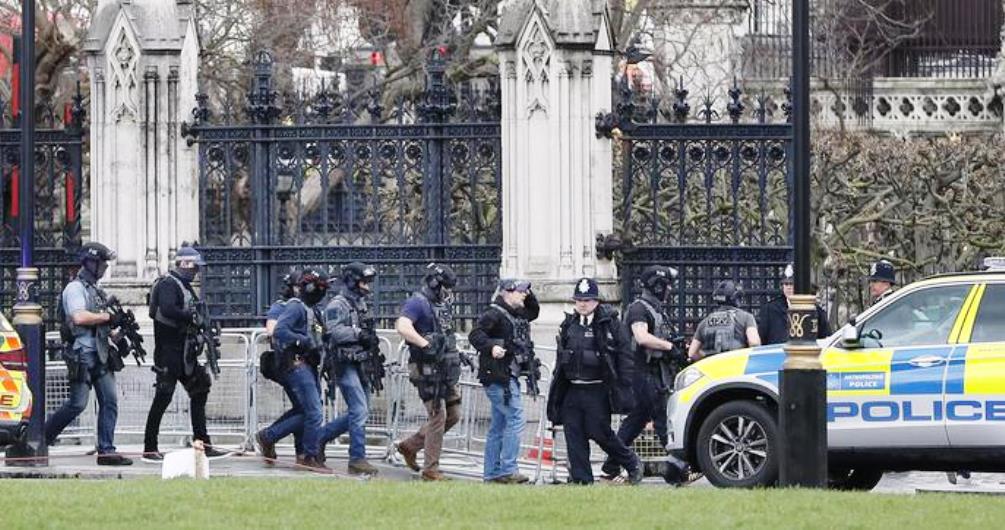Terrore a Londra, attacco al Parlamento: almeno 12 feriti. Ucciso l'assalitore