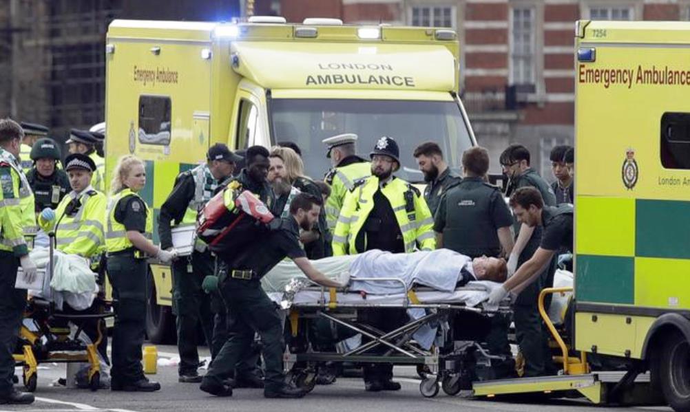 Londra, terrore a Westminster: attacco al Parlamento. Morta una donna, molti feriti. Ucciso assalitore [VIDEO]