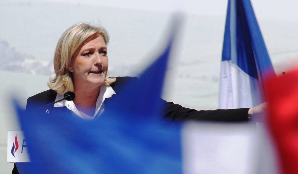 Elezioni in Francia, incriminato Fillon: "Impieghi fittizi e soldi pubblici a moglie e figli"