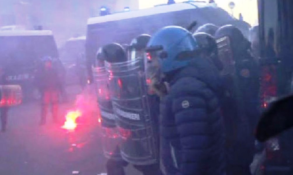 Napoli scontri polizia black bloc salvini