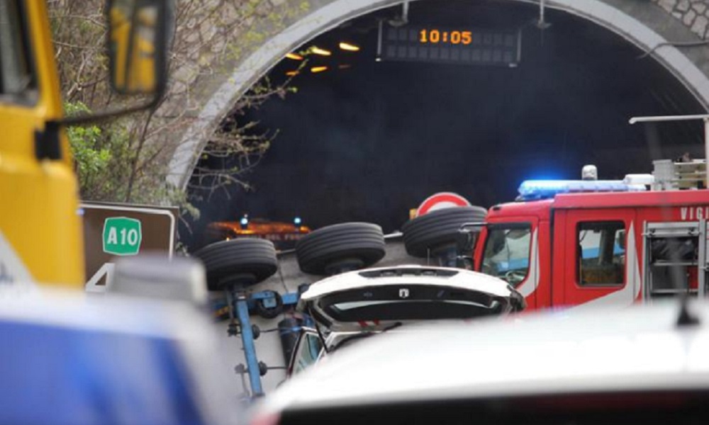 Savona, tir si ribalta in autostrada: travolti operai di un cantiere. Morti e feriti