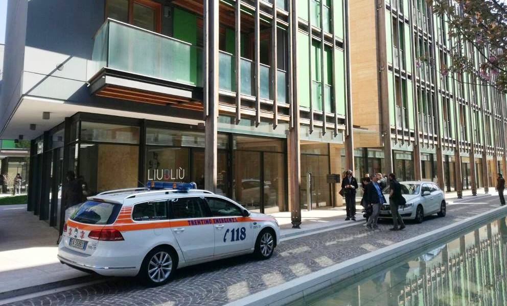 Il papà uccide due figli e si getta nel dirupo. Lo shock della gente di Trento