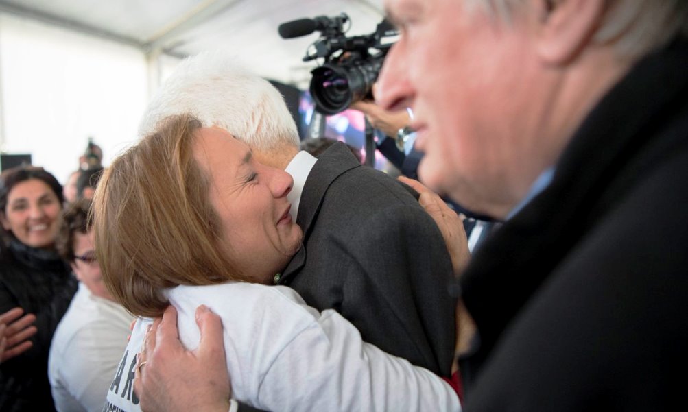Una familiare delle vittime di mafia abbraccia il presidente della Repubblica Mattarella