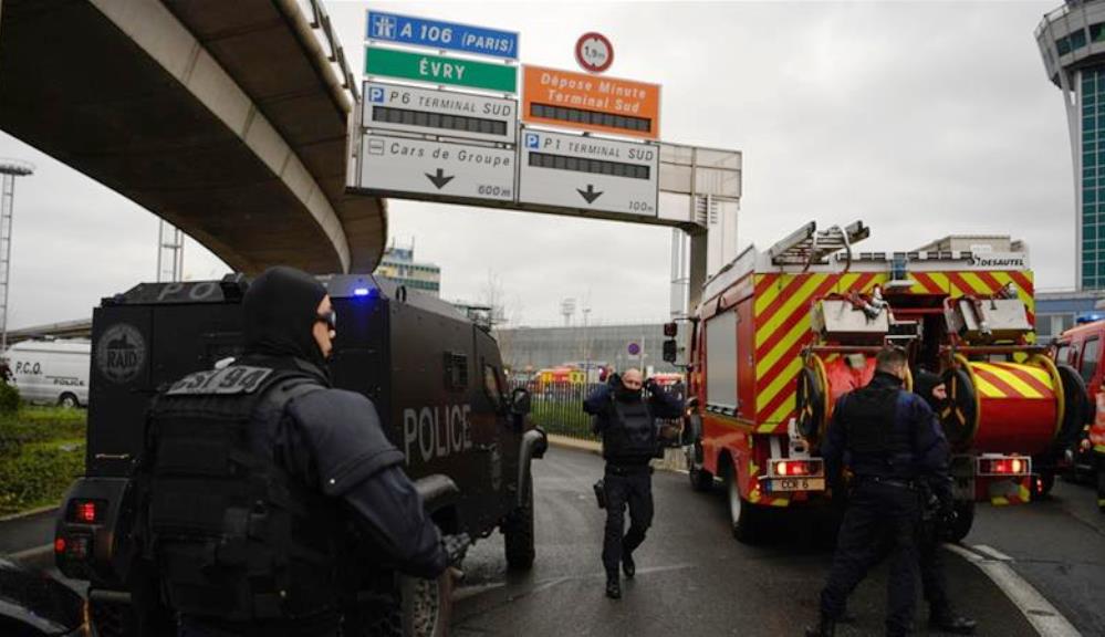 Parigi, ruba pistola a un soldato in aeroporto: assalitore ucciso
