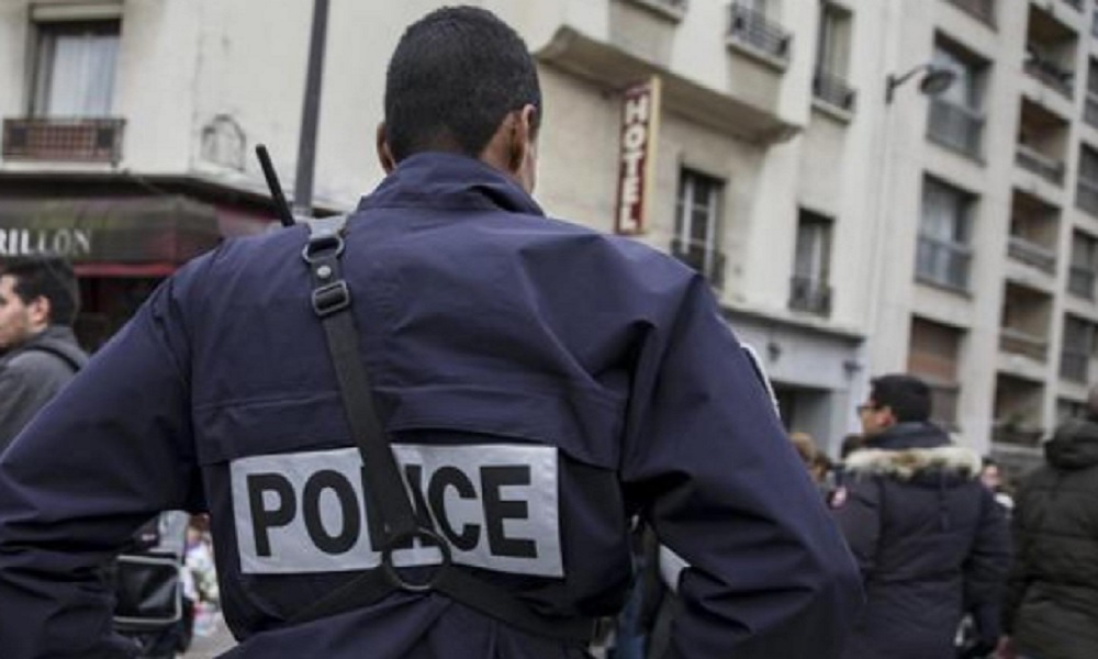 Parigi, uomo sgozza due persone in strada. "Ha urlato Allah Akbar"