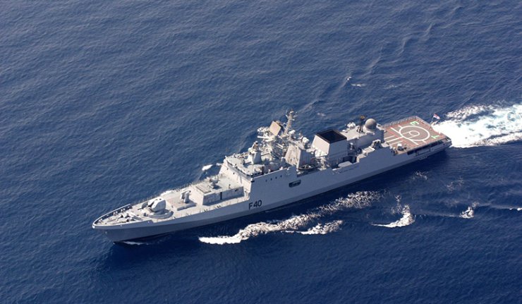 Nave russa si avvicina alla flotta americana nel Mar Mediterraneo 