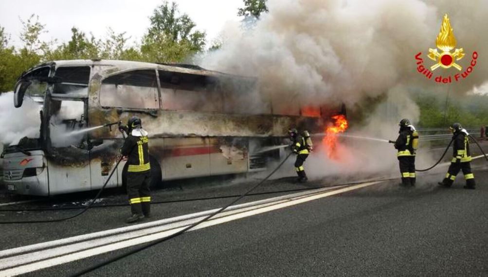 pedemontana incidente pullman turisti, pullman turisti in fiamme sulla pedemontana, autostrada pedemontana lombardia bus in fiamme, salvi i passeggero del pullman di turisti incendio, pedemontana incendio bus turisti, cosa è successo al bus incendiato sulla pedemontana?