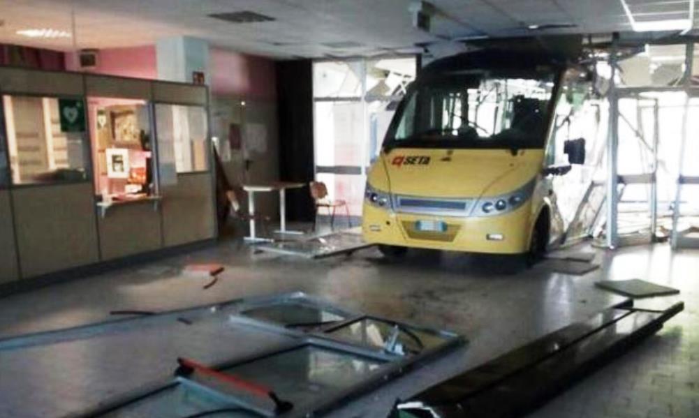 Shock in Emilia: ignoti rubano 5 bus e vanno a schiantarsi contro le vetrate di una scuola