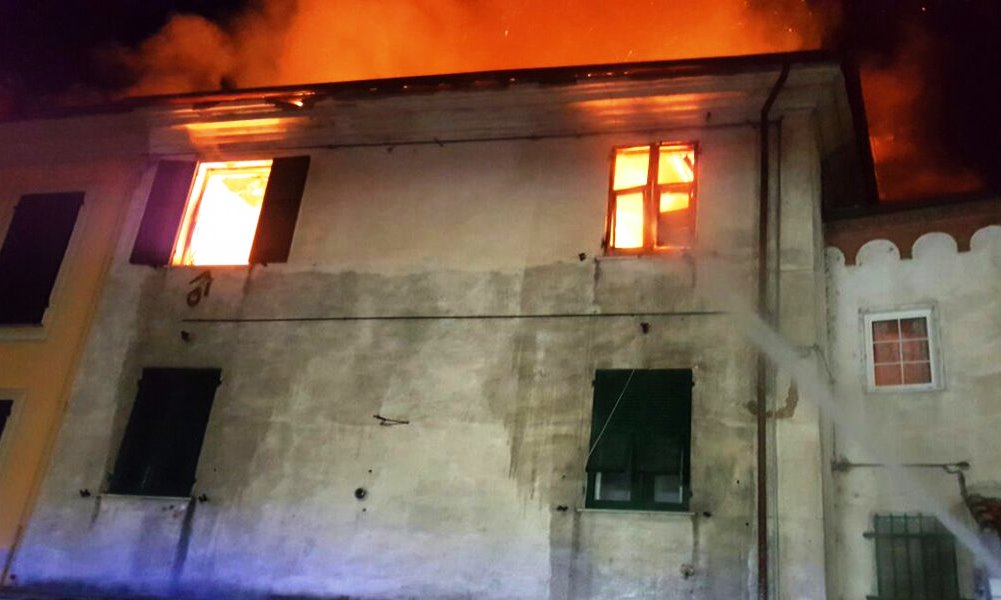 Incendio in casa di notte, lanciano il bimbo dalla finestra per salvarlo: ora è gravissimo