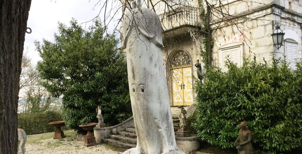 Pene gigante di pietra in giardino...E i suoi vicini si infuriano [VIDEO]