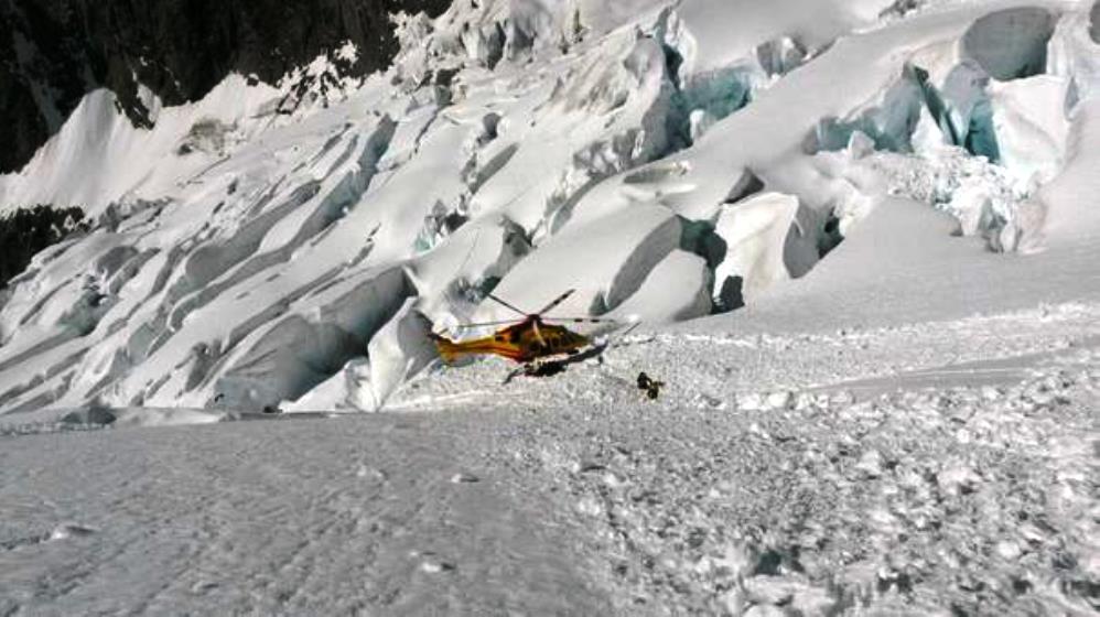 Terrore in montagna: alpinista travolta dalla neve, disperso un escursionista