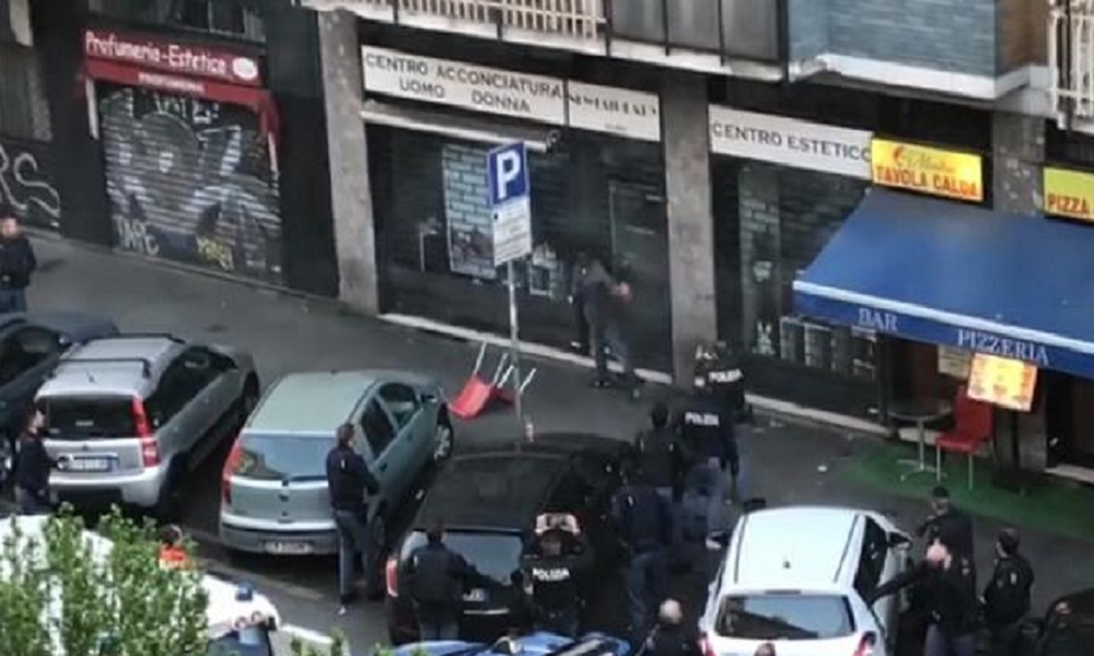 Milano, armato di coltelli semina il panico in strada: la Polizia gli spara