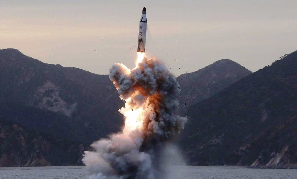 La Corea del Nord spara un nuovo missile verso il Giappone: tensione altissima in Asia